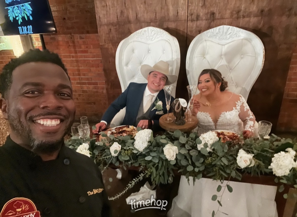 The BBQ Daddy selfie with bride and cowboy groom at their sweetheart table at a Phoenix wedding